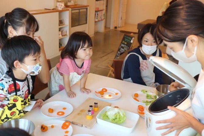 まっくろごはんにびっくり！～「未来の台所力育成！子ども料理教室＜幼児クラス＞（鎌倉本校）」開催レポート